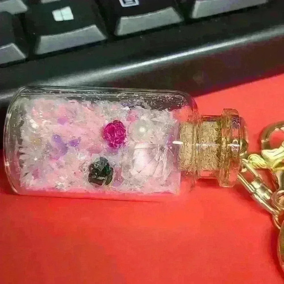 NWOT Keychain lucky bottle or bag charm - Picture 4 of 7